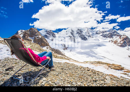 Jeune femme séduisante en profitant de la vue du glacier de Morteratsch Diavolezza près de Sankt Moritz, Suisse Banque D'Images