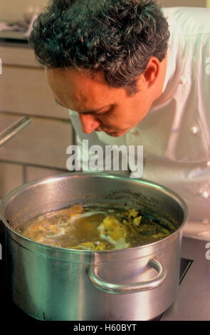 Ferran Adrià étudier.El Bulli Taller(atelier de Bulli).Ici Ferran Adrià et son groupe de recherche travaille.stree Portaferrissa Banque D'Images