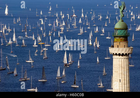 Trieste, Italie. Octobre 9th, 2016. 48ème édition de la Barcolana course qui a réuni 1 752 bateaux. En premier plan la "Faro della Vittoria", le phare de la ville. Banque D'Images