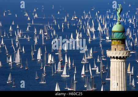 Trieste, Italie. Octobre 9th, 2016. 48ème édition de la Barcolana course qui a réuni 1 752 bateaux. En premier plan la "Faro della Vittoria", le phare de la ville. Banque D'Images