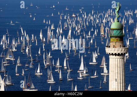 Trieste, Italie. Octobre 9th, 2016. 48ème édition de la Barcolana course qui a réuni 1 752 bateaux. En premier plan la "Faro della Vittoria", le phare de la ville. Banque D'Images