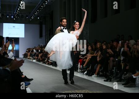 Athènes, Grèce. 21 Oct, 2016. Un modèle porte une création par Kathy Heyndels Fashion designer. 10e semaine Fashion Designers Xclusive d'Athènes à Athènes avec de nombreux créateurs de mode grec présenteront leurs créations. Crédit : George/Panagakis Pacific Press/Alamy Live News Banque D'Images