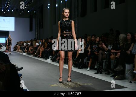 Athènes, Grèce. 21 Oct, 2016. Un modèle porte une création par Kathy Heyndels Fashion designer. 10e semaine Fashion Designers Xclusive d'Athènes à Athènes avec de nombreux créateurs de mode grec présenteront leurs créations. Crédit : George/Panagakis Pacific Press/Alamy Live News Banque D'Images