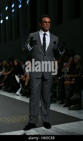 Athènes, Grèce. 21 Oct, 2016. Un modèle porte une création par Kathy Heyndels Fashion designer. 10e semaine Fashion Designers Xclusive d'Athènes à Athènes avec de nombreux créateurs de mode grec présenteront leurs créations. Crédit : George/Panagakis Pacific Press/Alamy Live News Banque D'Images