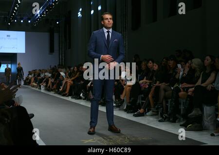 Athènes, Grèce. 21 Oct, 2016. Un modèle porte une création par Kathy Heyndels Fashion designer. 10e semaine Fashion Designers Xclusive d'Athènes à Athènes avec de nombreux créateurs de mode grec présenteront leurs créations. Crédit : George/Panagakis Pacific Press/Alamy Live News Banque D'Images