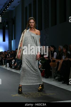 Athènes, Grèce. 21 Oct, 2016. Un modèle porte une création par Nassos Ntotsikas Fashion designer. 10e semaine Fashion Designers Xclusive d'Athènes à Athènes avec de nombreux créateurs de mode grec présenteront leurs créations. Crédit : George/Panagakis Pacific Press/Alamy Live News Banque D'Images