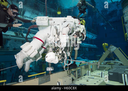 Station spatiale internationale La NASA Expedition 50/51 MS-03 membre de l'équipage de Soyouz astronaute américaine Peggy Whitson flotte sous l'eau dans une combinaison spatiale pour une sortie dans l'EVA de l'ISS à la formation d'entretien Sonny Carter Installation Formation Laboratoire de flottabilité neutre, 12 janvier 2016 à Houston, Texas. Banque D'Images