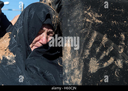 10 Muharram (Ashura), Bijar, deuil Femme portant tchador couvert de boue Banque D'Images