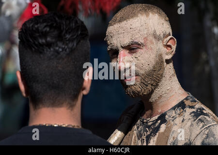 10 Muharram (Ashura), Bijar, l'homme couvert de boue Banque D'Images