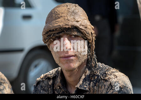 10 Muharram (Ashura), Bijar, l'homme couvert de boue Banque D'Images