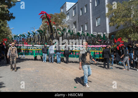 10 Muharram (Ashura), Bijar, hommes portant Alam lors de Procession Banque D'Images