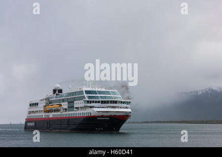 Le bateau de croisière Hurtigruten Midnight Sun s'approche du quai de Risoyhamn, pont d'Andoya, Norvège. Banque D'Images