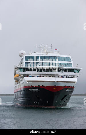 Le bateau de croisière Hurtigruten Midnight Sun s'approche du quai de Risoyhamn, pont d'Andoya, Norvège. Banque D'Images