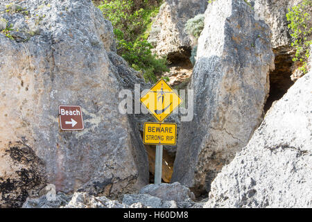L'accès est entre les rochers à Stokes Bay plage isolée sur la côte nord de l'île Kangourou, Australie du Sud Banque D'Images