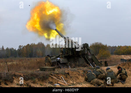 Kiev, Ukraine. 21 Oct, 2016. Les militaires ukrainiens un incendie 203mm canon automoteur 'Pion' pendant les exercices sur le Devichki tir, environ 85 km de Kiev, capitale de l'Ukraine. Vladyslav Crédit : Musiienko/Pacific Press/Alamy Live News Banque D'Images