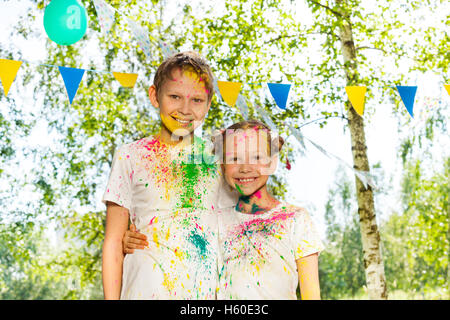 Portrait of happy kids enduit de poudre de couleur Banque D'Images