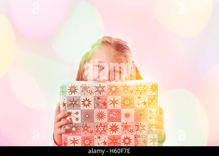 Little girl holding christmas present Banque D'Images