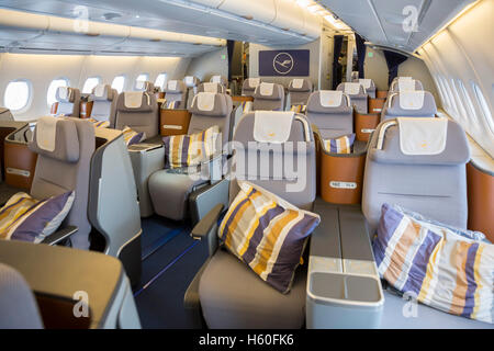 Sofia, Bulgarie - 16 octobre 2016 : l'intérieur de l'avion Airbus A380 Lufthansa. L'Airbus A380 est un double-pont, large, f Banque D'Images