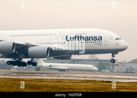 Sofia, Bulgarie - 16 octobre 2016 : Lufthansa Airbus A380 avion atterrissage sur l'aéroport de Sofia. Banque D'Images