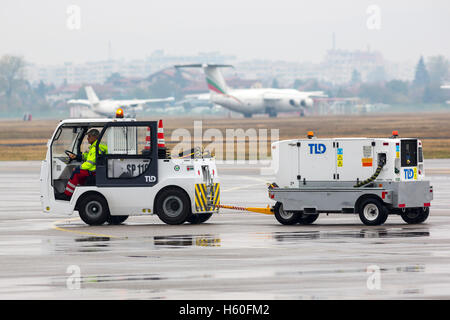 Sofia, Bulgarie - 16 octobre 2016 : l'aéroport assurance voiture à l'aéroport de Sofia. Chariot de transport avec des bagages chargés sur la piste. Banque D'Images