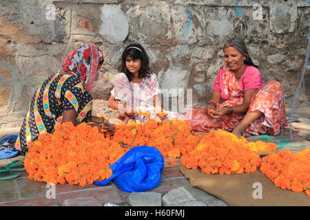 La préparation des guirlandes de soucis pour Diwali, la fête hindoue des lumières, Delhi, Inde, sous-continent indien, en Asie du Sud Banque D'Images