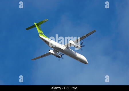 Ukraine BORISPOL, - 2 octobre 2011 : Air Baltic De Havilland Canada DHC-8-402Q Dash 8 prend son envol dans le ciel bleu Banque D'Images