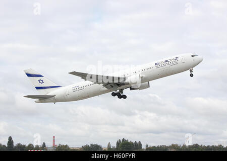 Ukraine BORISPOL, - 2 octobre 2011 : El Al Boeing 767-300ER prennent de plus en ciel nuageux Banque D'Images