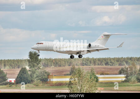 Ukraine BORISPOL, - 2 octobre 2011 : Bombardier BD-700-1A10 jet d'affaires Global Express XRS en courte finale landing Banque D'Images