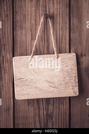 Pancarte vide accroché sur fond de bois Banque D'Images