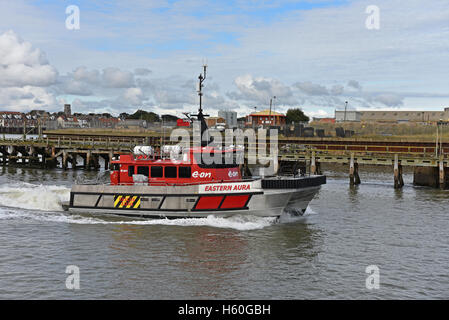 Bateau de quitter les quais à Mali Zvornik, Great Yarmouth Banque D'Images