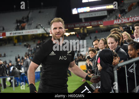 Auckland, Nouvelle-Zélande. 22 octobre, 2016. Le capitaine des All Blacks néo-zélandais Kieran Read se mêle aux fans après le troisième test-match Tooheys New Cup contre l'Australie Wallabies le Oct 22. Tous les Noirs à l'encontre de Wallabies 37-10. Credit : Shirley Kwok/Pacific Press/Alamy Live News Banque D'Images