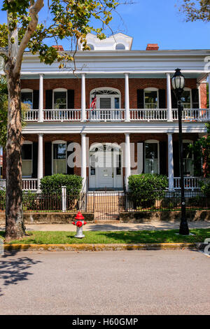 Accueil de style colonial sur la nouvelle rue dans le quartier historique de Beaufort, SC Banque D'Images