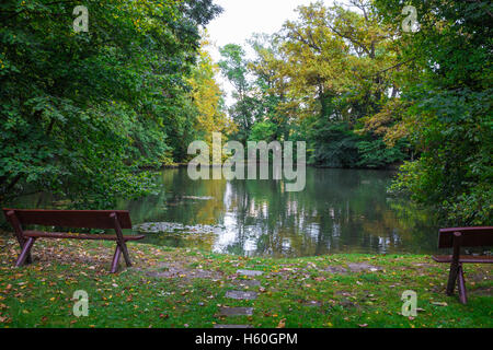 View Park. Les feuilles vertes des arbres. rayons de soleil font leur chemin à travers elle. Bon pour une carte, un calendrier ou de veille. Banque D'Images