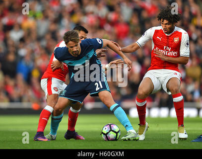 Middlesbrough Gaston Ramirez (centre) batailles avec Arsenal de Alexis Sanchez (à gauche) et Mohamed Elneny au cours de la Premier League match à l'Emirates Stadium, Londres. Banque D'Images