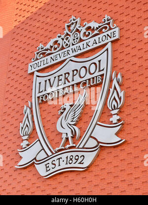 L'emblème de Liverpool sur le mur du stade au cours de la Premier League match à Anfield, Liverpool. Banque D'Images