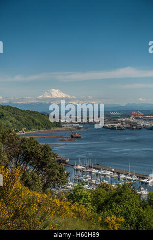 Majestueux Mont Rainier domine le port de Tacoma. Banque D'Images