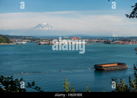 Majestueux Mont Rainier domine le port de Tacoma. Banque D'Images