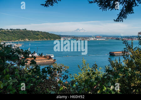 Majestueux Mont Rainier domine le port de Tacoma. Banque D'Images