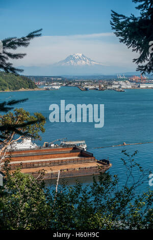 Majestueux Mont Rainier domine le port de Tacoma. Banque D'Images