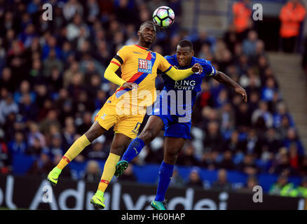 Crystal Palace's Christian Benteke (à gauche) et Leicester City's Wes Morgan bataille pour la balle en l'air au cours de la Premier League match à la King Power Stadium, Leicester. Banque D'Images