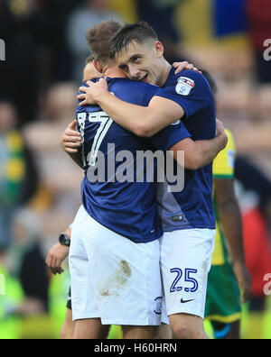 Preston North End's Tommy Spurr (à gauche) et la Jordanie Hughill célèbrent après le coup de sifflet final lors de la Sky Bet match de championnat à Carrow Road, Norwich. Banque D'Images