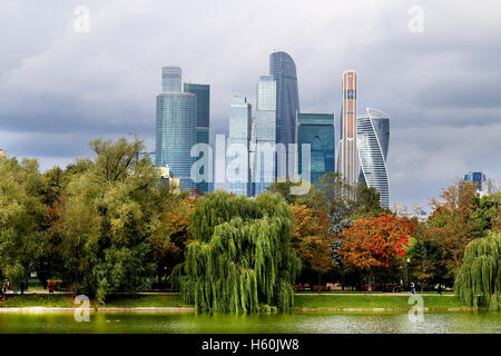 Beaux bâtiments gratte-ciel de Moscou photographié close up Banque D'Images