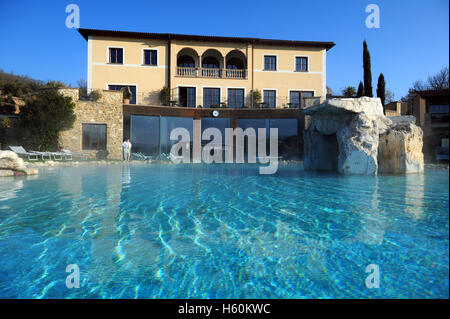 L''une des piscines extérieures de l'hôtel Adler en Bagno Vignoni, Toscane, Italie Banque D'Images