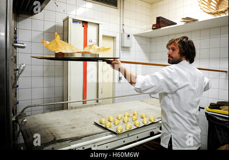 Gontran Cherrier travaille dans le laboratoire de sa boulangerie à Montmartre, Paris. Banque D'Images