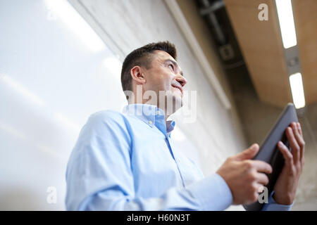 Enseignant ou lector avec tablet pc at lecture Banque D'Images