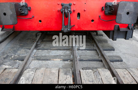 La partie avant de la locomotive rouge fer et détail. L'horizontale Banque D'Images