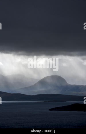 Ciel d'orage noir et pluie diluvienne pendant la pluie tempête sur désert, en d, Coigach Wester Ross, de l'ouest des Highlands d'Écosse Banque D'Images