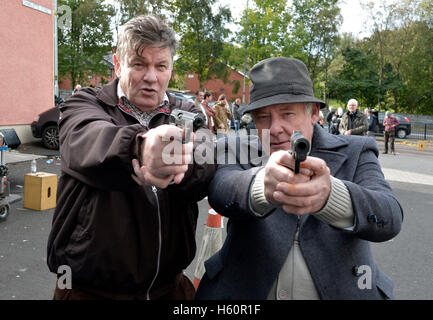 Acteurs irlandais Gerry McLaughlin et Gerard McSorley sur le plateau, à Londonderry, du Tom Collins film pénitence Banque D'Images