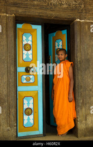 Moine au temple rock Dhowa, Ella, Sri Lanka Banque D'Images