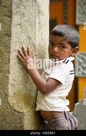 Garçon à Dhowa temple rock, Ella, Sri Lanka Banque D'Images